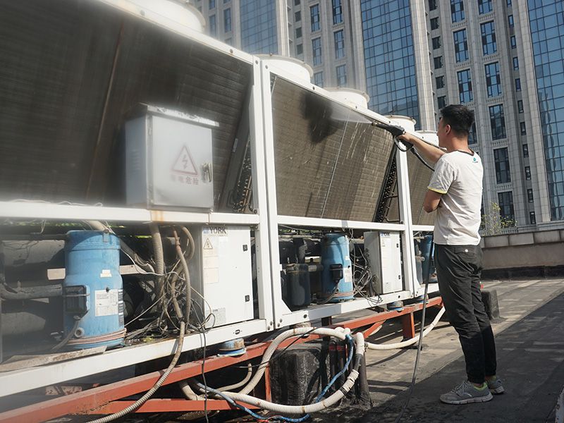 中央空调清洗维护施工现场