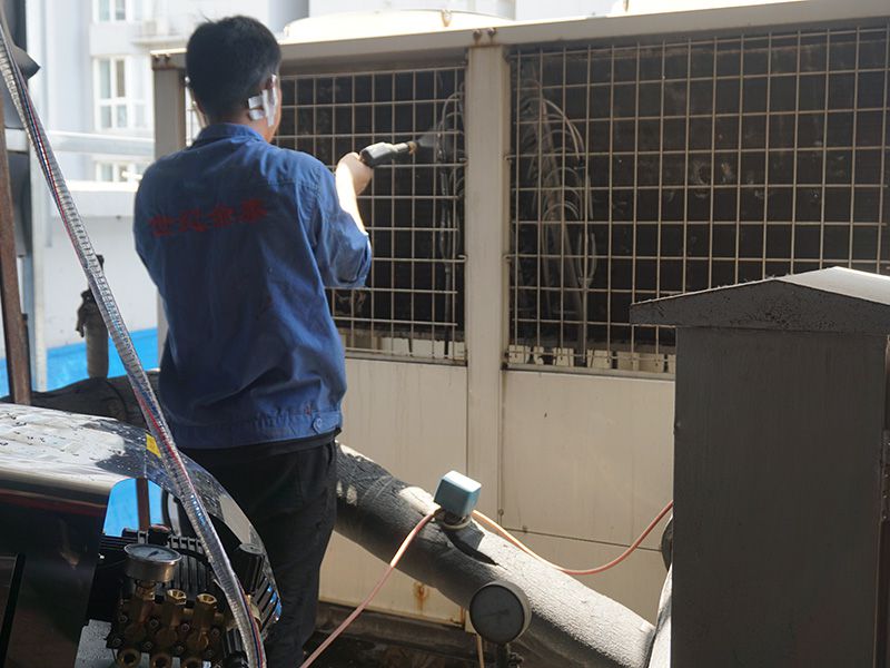 中央空调清洗维护施工现场
