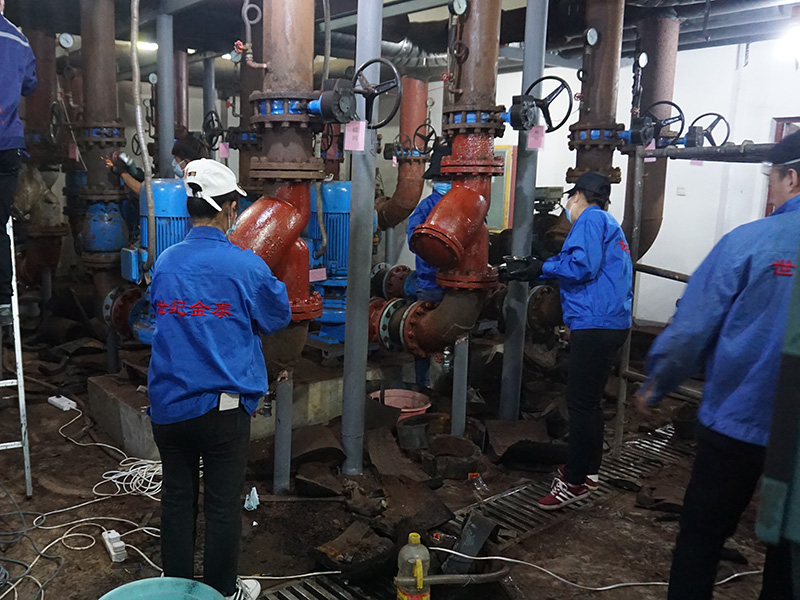 中央空调清洗维护施工现场