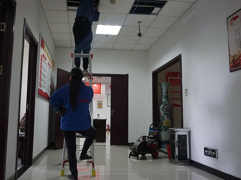 中央空调清洗维护施工现场