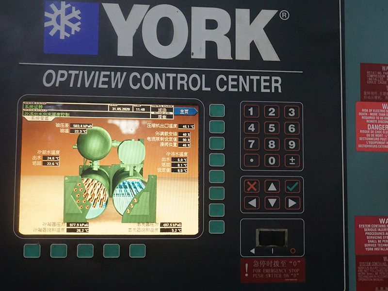 中央空调清洗维护施工现场