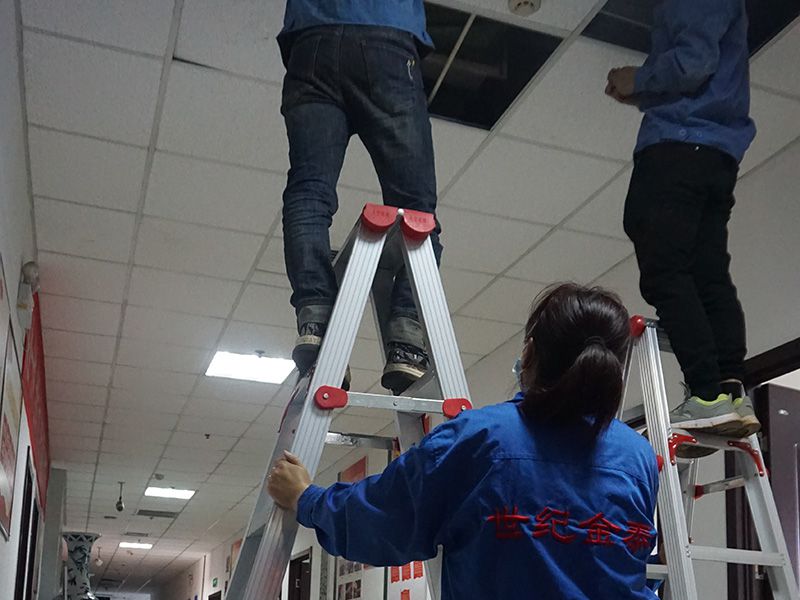 中央空调清洗维护施工现场