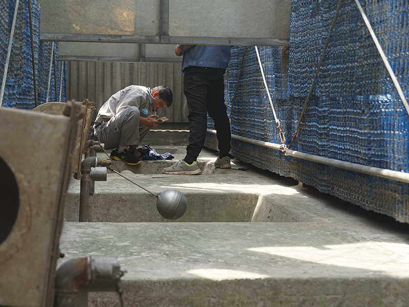 中央空调清洗维护施工现场