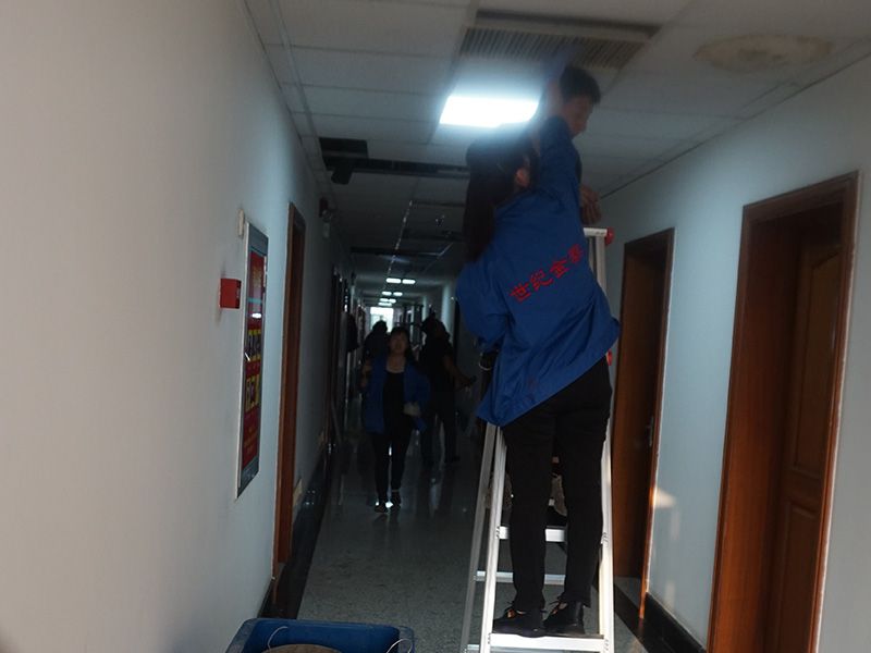 中央空调清洗维护施工现场