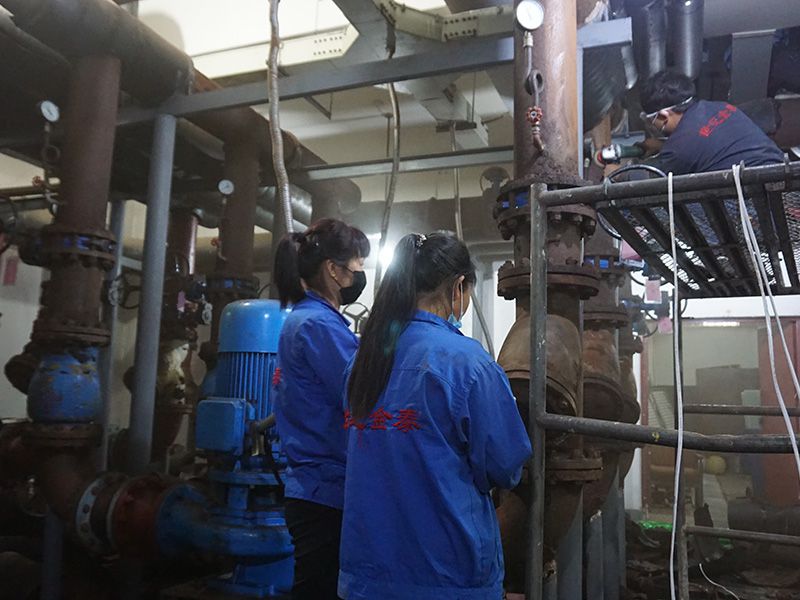 中央空调清洗维护施工现场