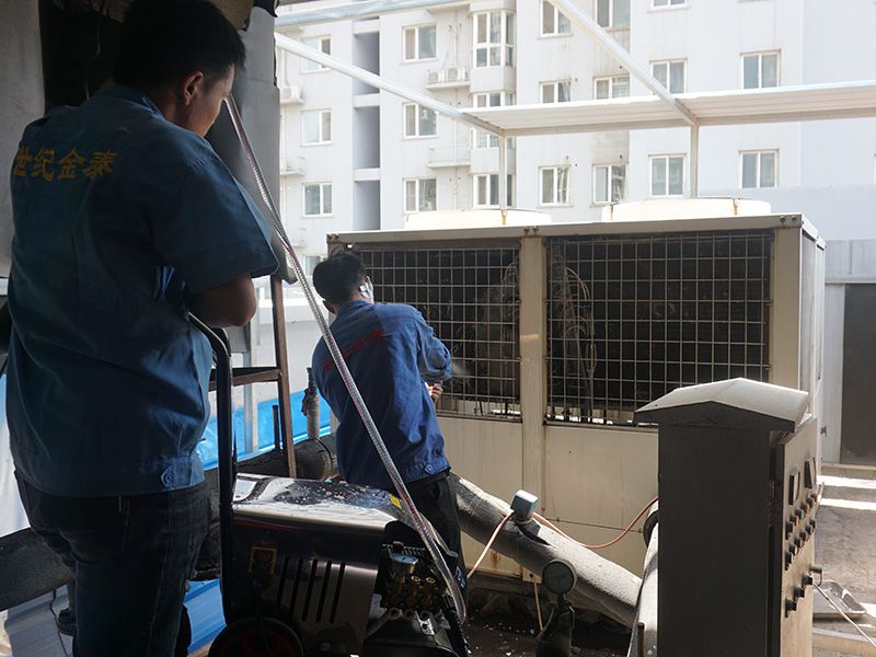中央空调清洗维护施工现场
