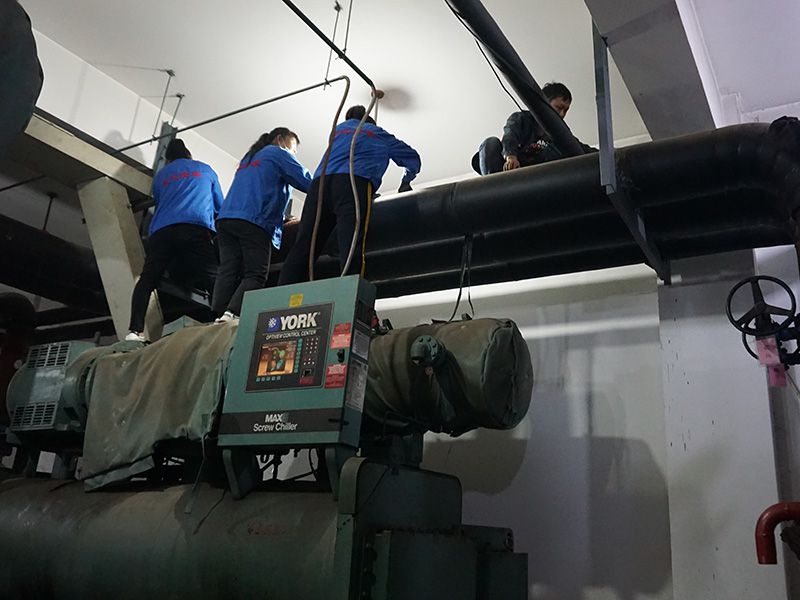 中央空调清洗维护施工现场